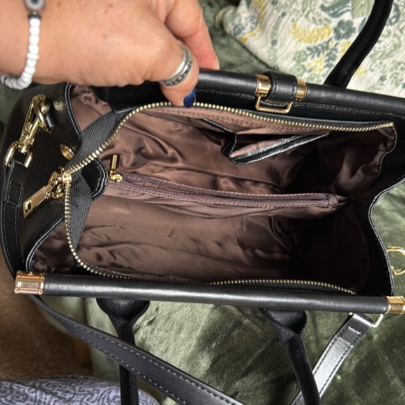 Elegant Black Crocodile-Embossed Handbag - Picture 6 of 7